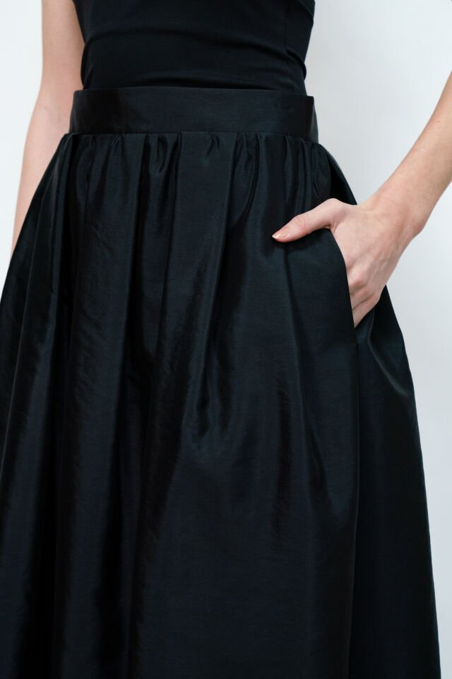 Kuro Siyah Uzun Etek